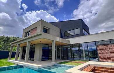 Imagem: A casa em condomínio possui 4 Dormitórios, 4 Banheiros, 4