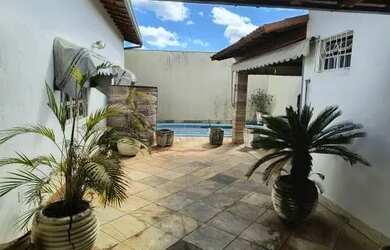 Imagem: A casa possui 3 Dormitórios, 2 Banheiros, 1 Vaga na garagem