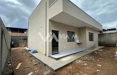 Imagem: A casa possui 3 Dormitórios, 2 Banheiros, 2 Vagas na garagem