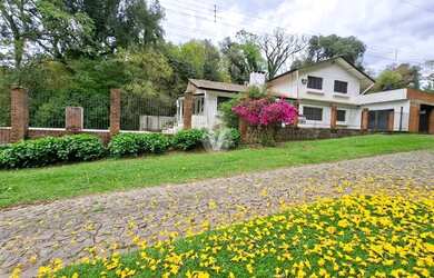 Imagem 2: Casa ampla com piscina, possuindo 4 dormitórios, localizada em Itaara