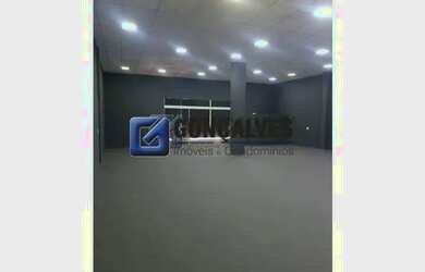 Imagem: O depósito possui 5 Vagas na garagem, 373m² de Área e está