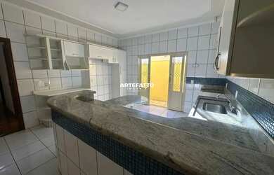 Imagem: A casa possui 3 Dormitórios, 4 Banheiros, 2 Vagas na garagem