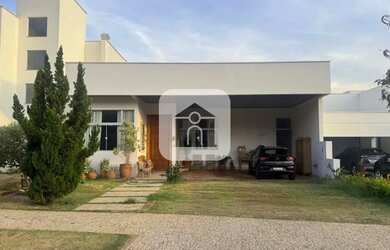 Imagem: A casa em condomínio possui 3 Dormitórios, 1 Banheiro, 2 Vagas