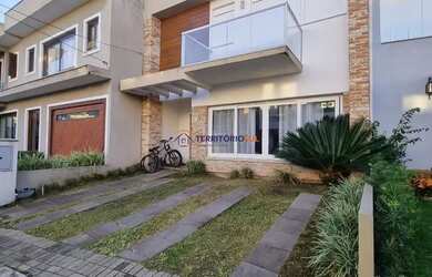 Imagem: A casa possui 3 Dormitórios, 3 Banheiros, 2 Vagas na garagem