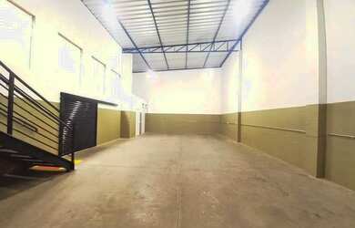 Imagem: O depósito possui 3 Vagas na garagem, 188m² de Área e está