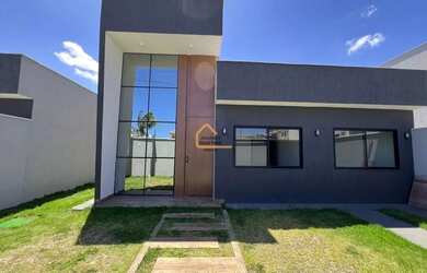 Imagem: A casa possui 3 Dormitórios, 2 Banheiros, 1 Vaga na garagem