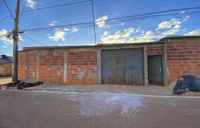 Imagem: A casa possui 3 Dormitórios, 2 Banheiros, 1 Vaga na garagem