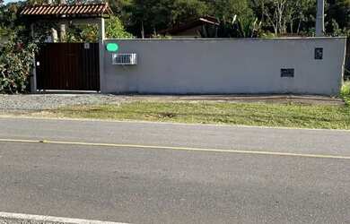 Imagem: A casa possui 2 Dormitórios, 2 Banheiros, 2 Vagas na garagem