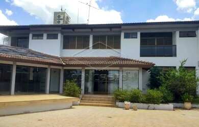 Imagem: A casa possui 4 Dormitórios, 5 Banheiros, 2 Vagas na garagem