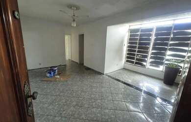 Imagem: O apartamento possui 3 Dormitórios, 1 Banheiro, 1 Vaga na garagem