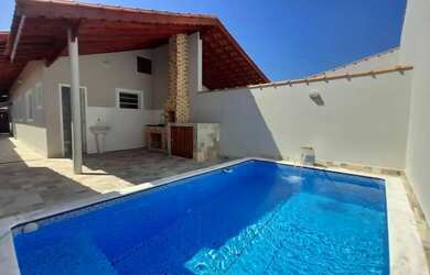 Imagem: A casa possui 1 Dormitório, 3 Banheiros, 2 Vagas na garagem