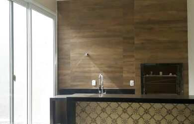 Imagem: A casa possui 3 Dormitórios, 2 Banheiros, 2 Vagas na garagem