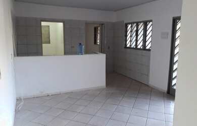 Imagem: A casa possui 3 Dormitórios, 1 Banheiro, 3 Vagas na garagem