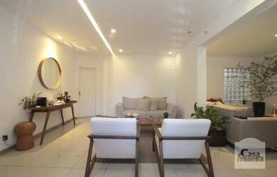 Imagem: A casa possui 4 Dormitórios, 5 Banheiros, 2 Vagas na garagem