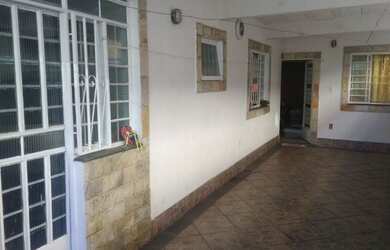 Imagem: A casa possui 2 Dormitórios, 2 Banheiros, 2 Vagas na garagem