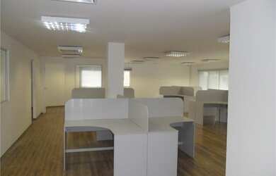 Imagem: O depósito possui 3 Vagas na garagem, 200m² de Área e está