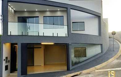 Imagem: A casa possui 3 Dormitórios, 2 Banheiros, 2 Vagas na garagem