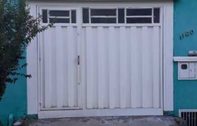 Imagem: A casa possui 2 Dormitórios, 1 Banheiro, 1 Vaga na garagem