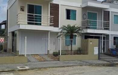 Imagem: A casa possui 3 Dormitórios, 3 Banheiros, 2 Vagas na garagem