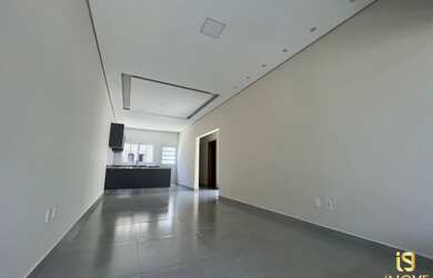 Imagem: A casa possui 3 Dormitórios, 2 Banheiros, 2 Vagas na garagem