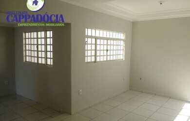 Imagem: A casa possui 3 Dormitórios, 2 Banheiros, 4 Vagas na garagem