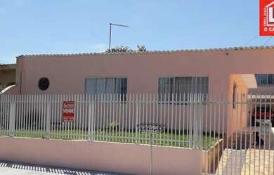 Imagem: A casa possui 3 Dormitórios, 4 Banheiros, 5 Vagas na garagem