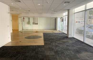 Imagem: O depósito possui 5 Vagas na garagem, 380m² de Área e está