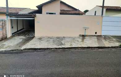 Imagem: A casa possui 3 Dormitórios, 2 Banheiros, 5 Vagas na garagem