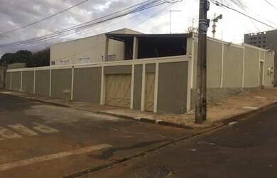 Imagem: A casa e possui 4 Dormitórios, 3 Banheiros, 3 Vagas na garagem