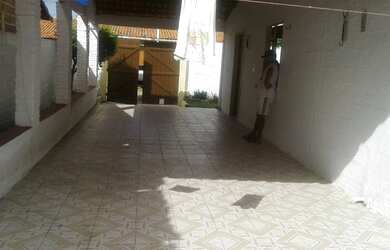 Imagem: A casa possui 3 Dormitórios, 2 Banheiros, 2 Vagas na garagem