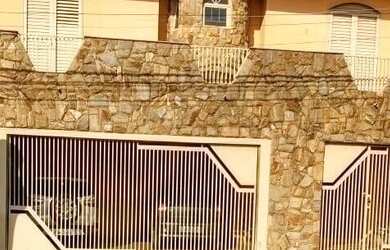 Imagem: A casa possui 3 Dormitórios, 3 Banheiros, 3 Vagas na garagem