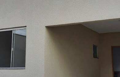 Imagem: A casa possui 3 Dormitórios, 2 Banheiros, 2 Vagas na garagem