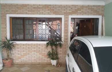 Imagem: A casa possui 5 Dormitórios, 1 Banheiro, 2 Vagas na garagem