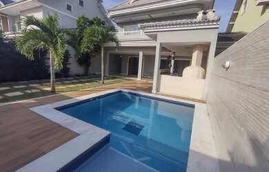 Imagem: A casa em condomínio possui 4 Dormitórios, 5 Banheiros, 2