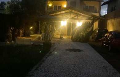 Imagem: A casa possui 4 Dormitórios, 5 Banheiros, 5 Vagas na garagem