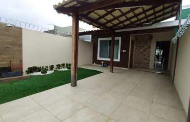 Imagem: A casa possui 2 Dormitórios, 1 Banheiro, 2 Vagas na garagem