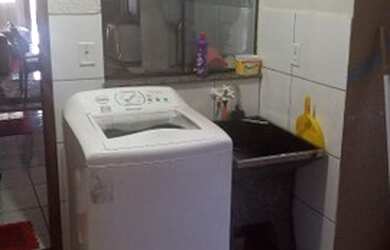 Imagem: A casa possui 2 Dormitórios, 2 Banheiros, 2 Vagas na garagem