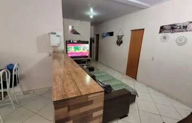 Imagem: A casa possui 2 Dormitórios, 1 Banheiro, 1 Vaga na garagem