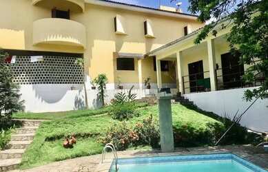 Imagem: A casa possui 5 Dormitórios, 5 Banheiros, 5 Vagas na garagem