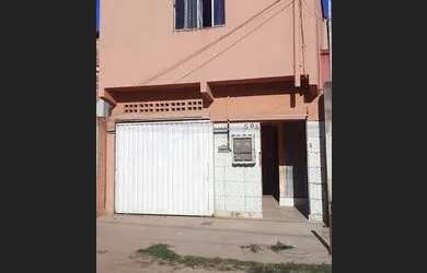 Imagem: A casa possui 2 Dormitórios, 1 Banheiro, 1 Vaga na garagem