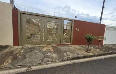 Imagem: A casa à venda possui 2 Dormitórios, 2 Banheiros, 5 Vagas