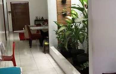 Imagem: A casa possui 3 Dormitórios, 2 Banheiros, 1 Vaga na garagem