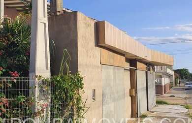 Imagem: A casa possui 3 Dormitórios, 3 Banheiros, 2 Vagas na garagem