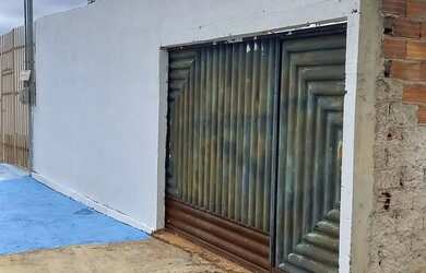 Imagem: A casa possui 3 Dormitórios, 2 Banheiros, 4 Vagas na garagem