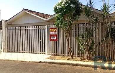 Imagem: A casa possui 4 Dormitórios, 3 Banheiros, 2 Vagas na garagem