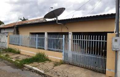 Imagem: A casa possui 3 Dormitórios, 2 Vagas na garagem e está localizado