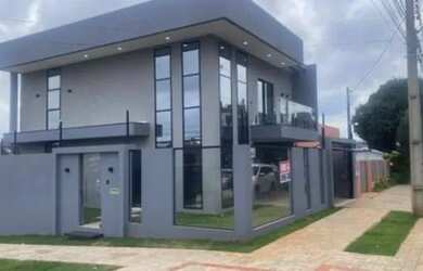 Imagem: A casa possui 3 Dormitórios, 3 Banheiros, 2 Vagas na garagem