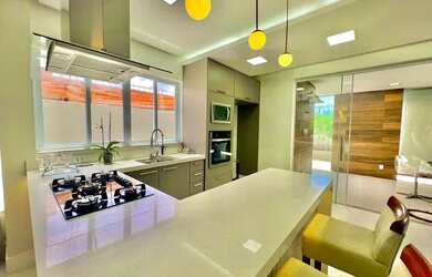 Imagem: A casa possui 3 Dormitórios, 3 Banheiros, 3 Vagas na garagem