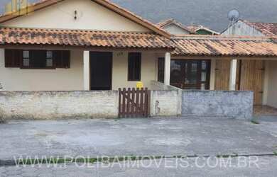 Imagem: A casa possui 4 Dormitórios, 2 Banheiros, 1 Vaga na garagem