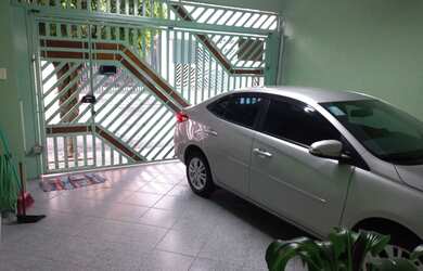 Imagem: A casa possui 3 Dormitórios, 2 Banheiros, 2 Vagas na garagem